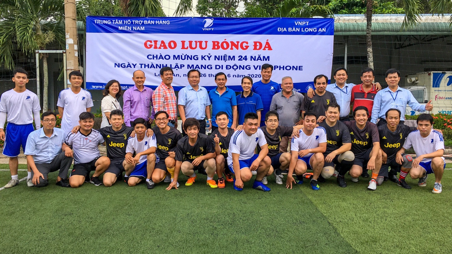TTKD VNPT Long An phối hợp Trung tâm Hỗ trợ Bán hàng Miền Nam tổ chức giao lưu bóng đá nhân dịp kỷ niệm 24 năm ngày thành lập VinaPhone TTKD VNPT Long An phối hợp Trung tâm Hỗ trợ Bán hàng Miền Nam tổ chức giao lưu bóng đá nhân dịp kỷ niệm 24 năm ngày thành lập VinaPhone